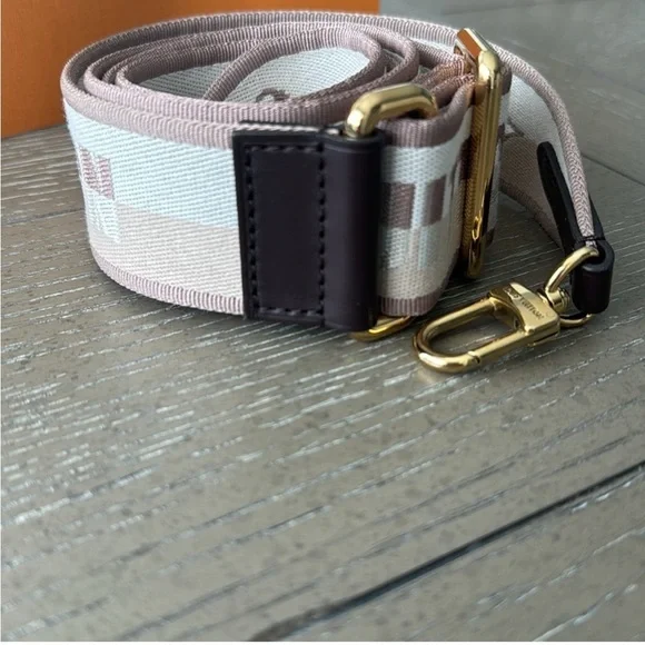 LOUIS VUITTON
Jacquard Speedy Bandouliere 20
Shoulder Strap Beige Brown - Picture 2 of 6